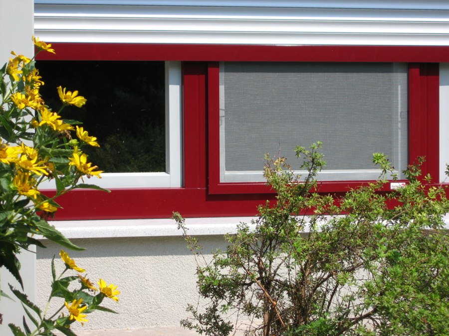 Красные пластиковые окна снаружи, с белыми створками