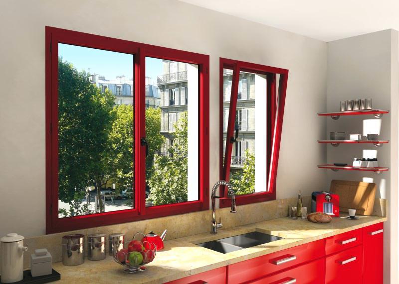 Красные пластиковые окна в интерьере кухни