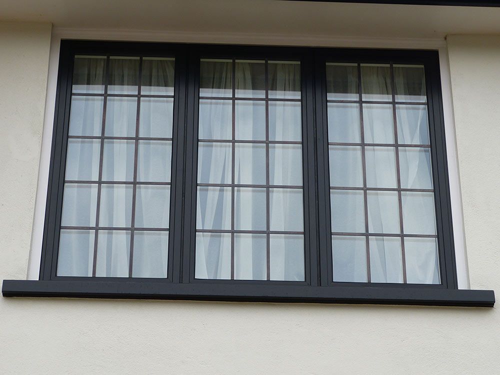 черные пластиковые окна снаружи с раскладкой