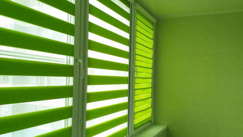 Зеленое окно из ПВХ в детской комнате