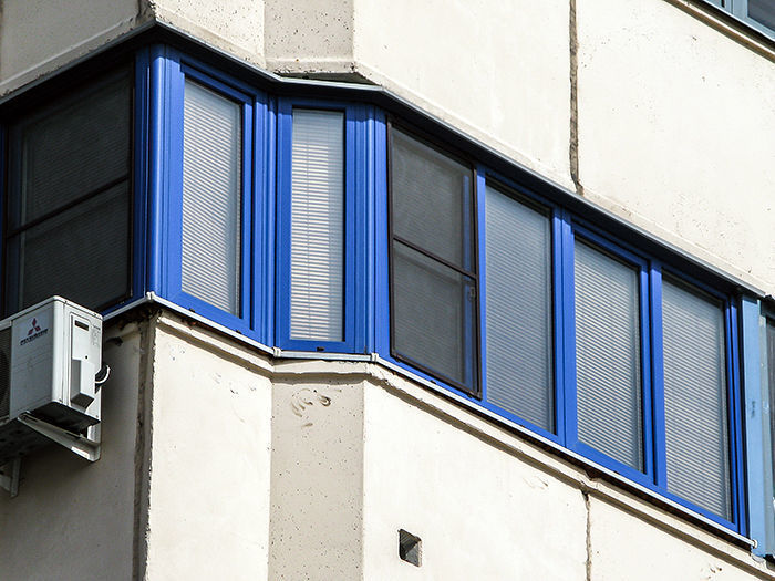Балконные синие окна