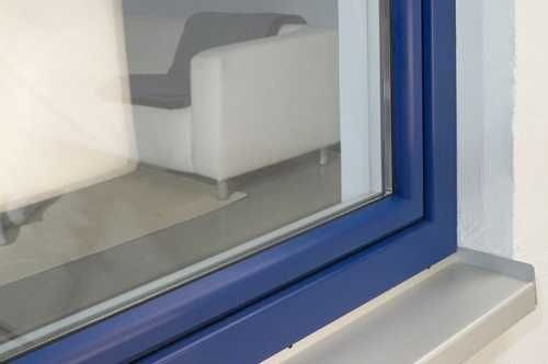 Синий профиль окна с ламинацией